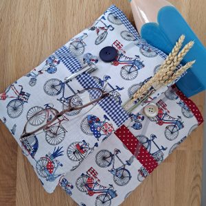 Protège livre en coton imprimé de vélos et bande rouge ou bleue. Une grande poche pour le livre et une petite pour ranger les accessoires (lunette crayon)