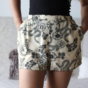 Short d'été beige fleurs et serpents