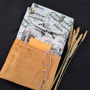 Protège livre Sonate avec rabat pression et poche frontale pour accessoires