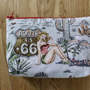 Trousse à maquillage en toile clair, motif Route 66 stylisé, fermeture zippée.