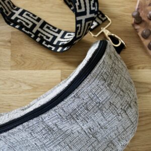 Sac banane design avec fermeture zippée et bandoulière ajustable