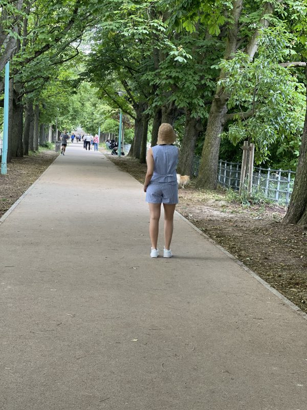 Short et gilet porté vue de dos