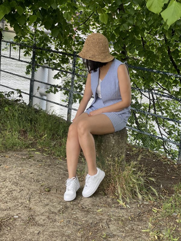 Short et gilet en lin et coton à fines rayures blanches et bleues