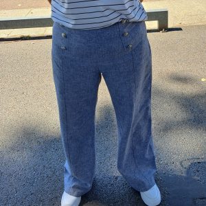 Pantalon en lin et coton agrémenté de six boutons pour un style marin