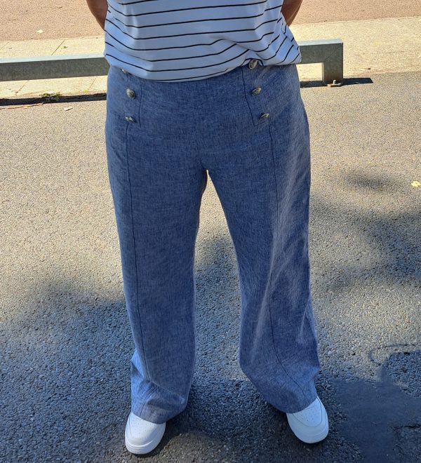Pantalon en lin et coton agrémenté de six boutons pour un style marin