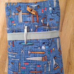 Protège livre en tissu molletonné, une grande poche pour le livre, un plus petire sur le devant pour les accessoires (lunettes, crayon ..)