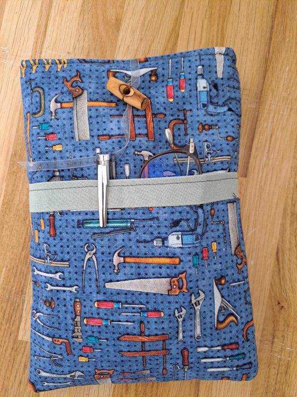 Protège livre en tissu molletonné, une grande poche pour le livre, un plus petire sur le devant pour les accessoires (lunettes, crayon ..)