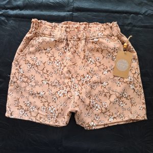 Short en viscose couleur crème et petites fleurs blanches, avec taille élastique et poches latérales