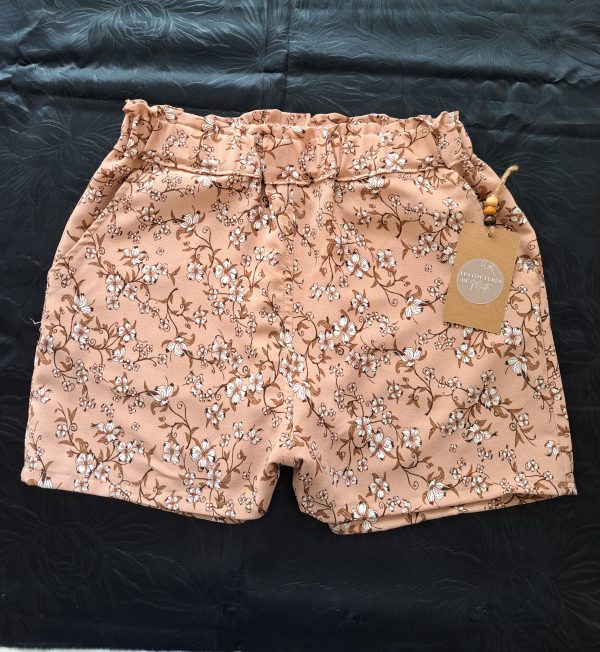 Short en viscose couleur crème et petites fleurs blanches, avec taille élastique et poches latérales