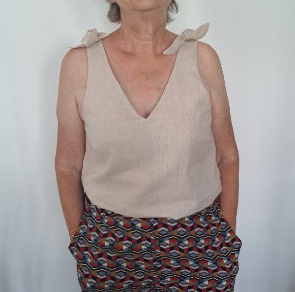 Top lin/coton, décolleté en V devant
