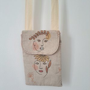 Pochette avec rabat à pression motifs portraits de femmes stylisés. Fond beige et portrait marron clair. Bandoulière.