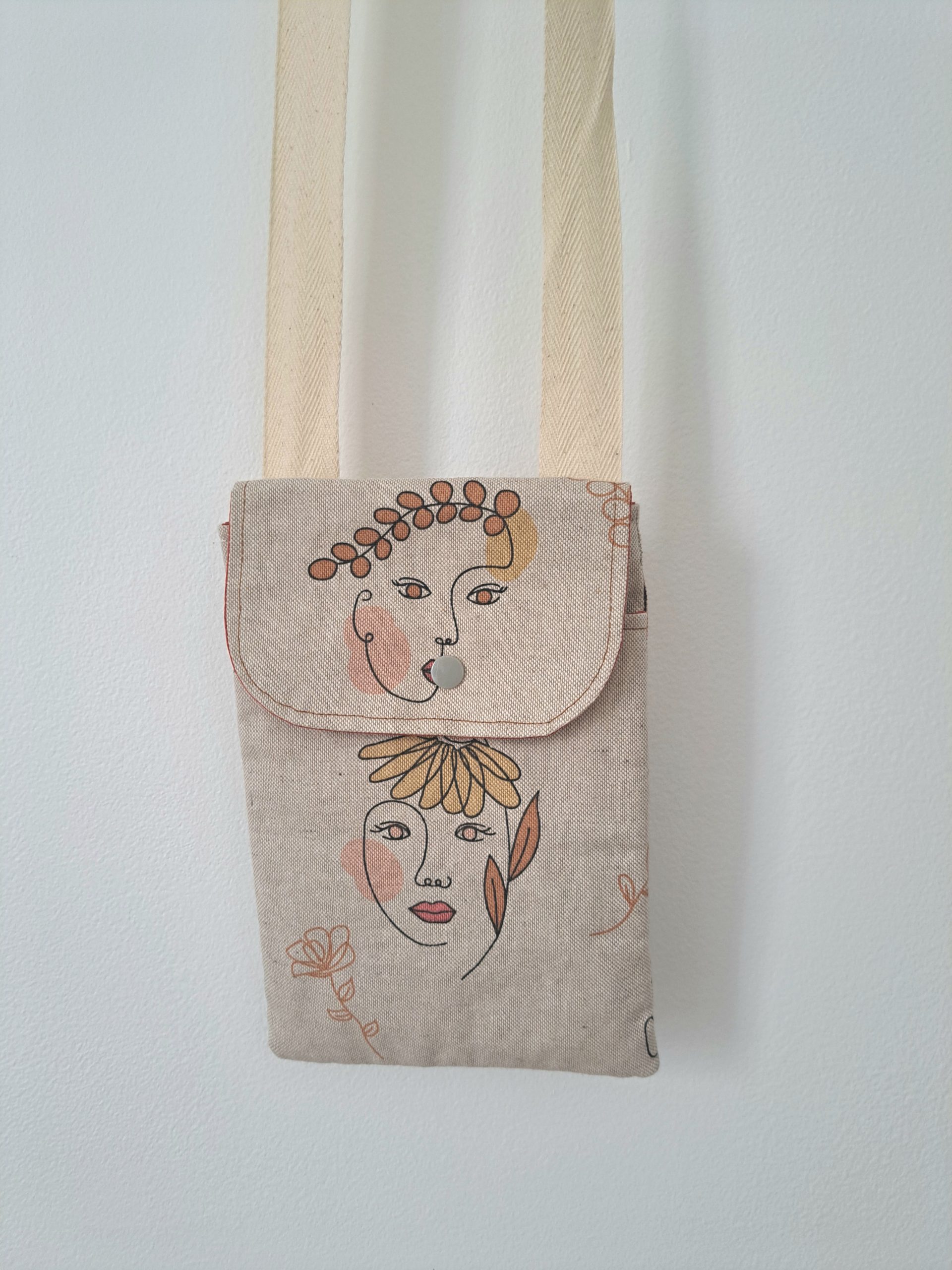 Emmenez partout votre téléphone, porte monnaie, écouteurs et autres accessoires avec cette pochette à bandoulière et deux poche. Le chic vous va si bien