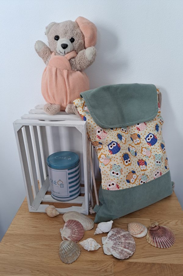 Sac à dos ficelles aux motifs hiboux et velours vert.