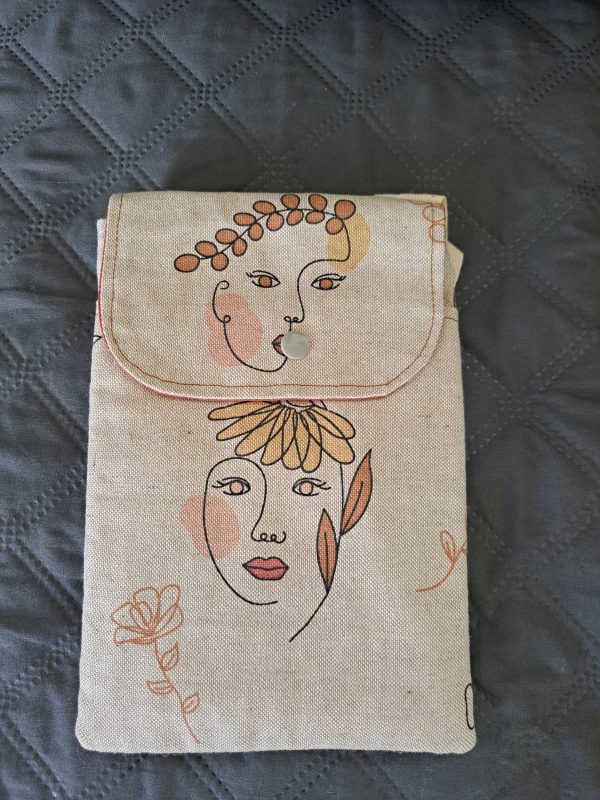 Pochette téléphone motif faces de femme stylisées
