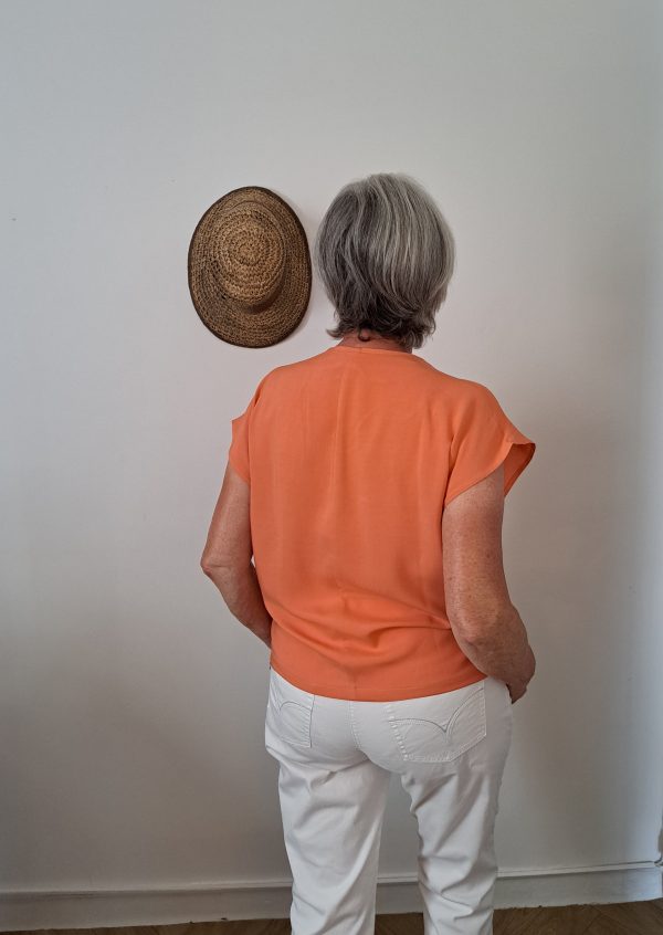 Top femme vu de dos, en viscose de bambou couleur corail