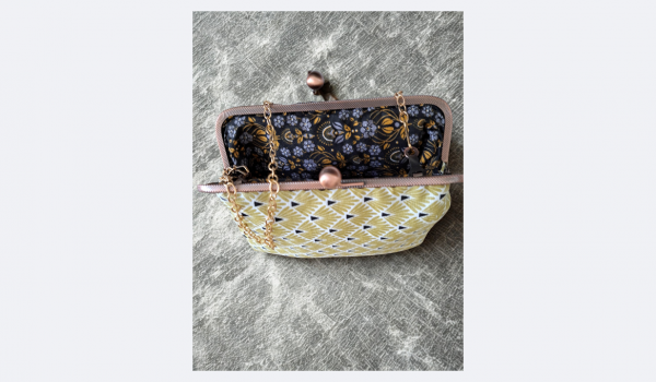 Vue intérieure du sac à main rétro tissu noir noir et doré