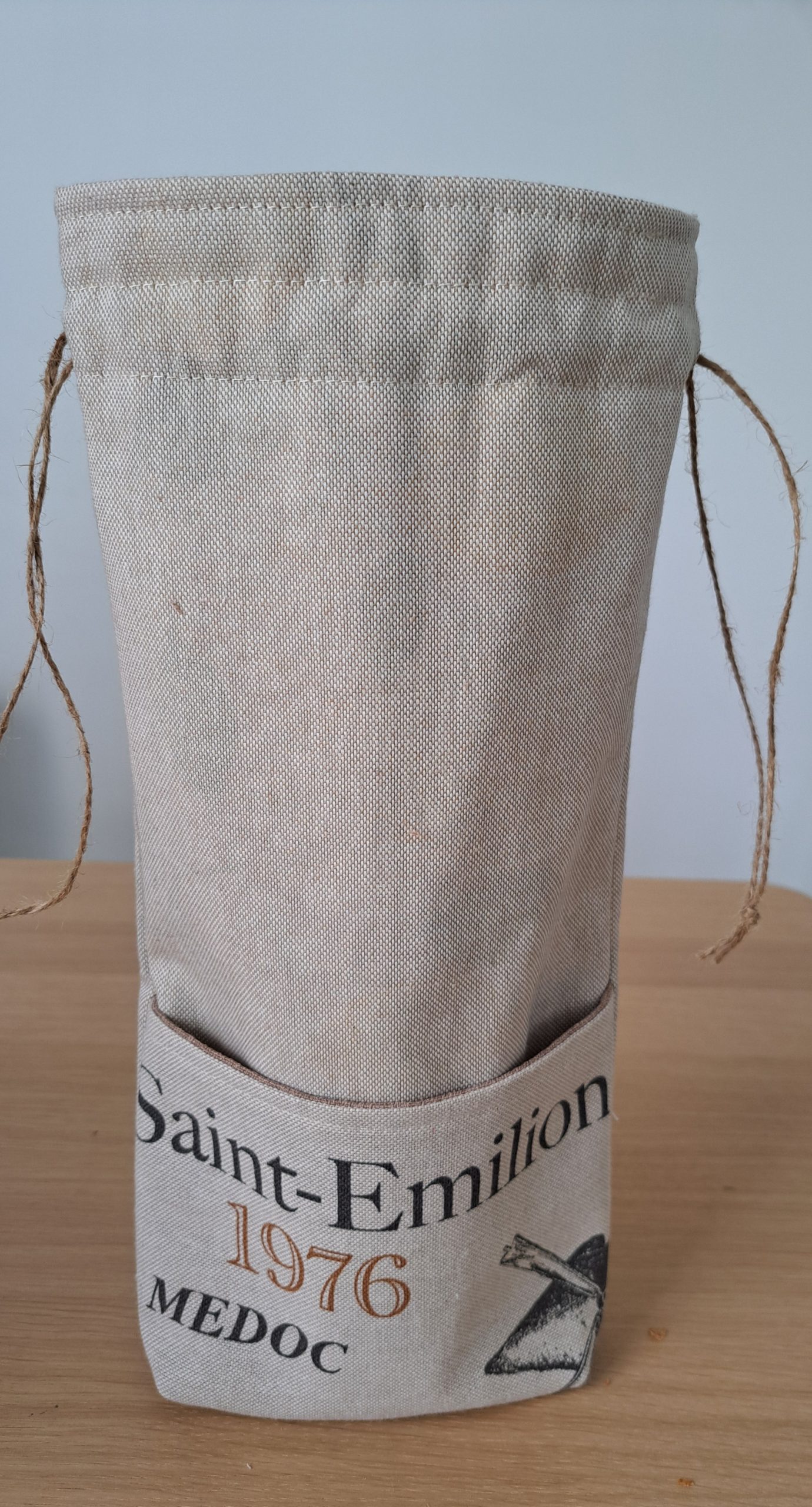 Découvrez le sac à bouteille « Grand Cru » : une ouverture généreuse qui permet d’y glisser facilement votre bouteille, tout en conservant une fabrication respectueuse de l’environnement.