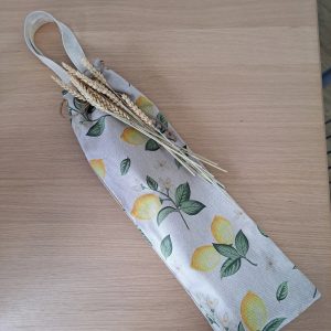 Sac à pain artisanal Petit Citron fermé motif citrons jaunes, grande ouverture permettant d’y glisser facilement le pain, réutilisable pour remplacer les emballages jetables.