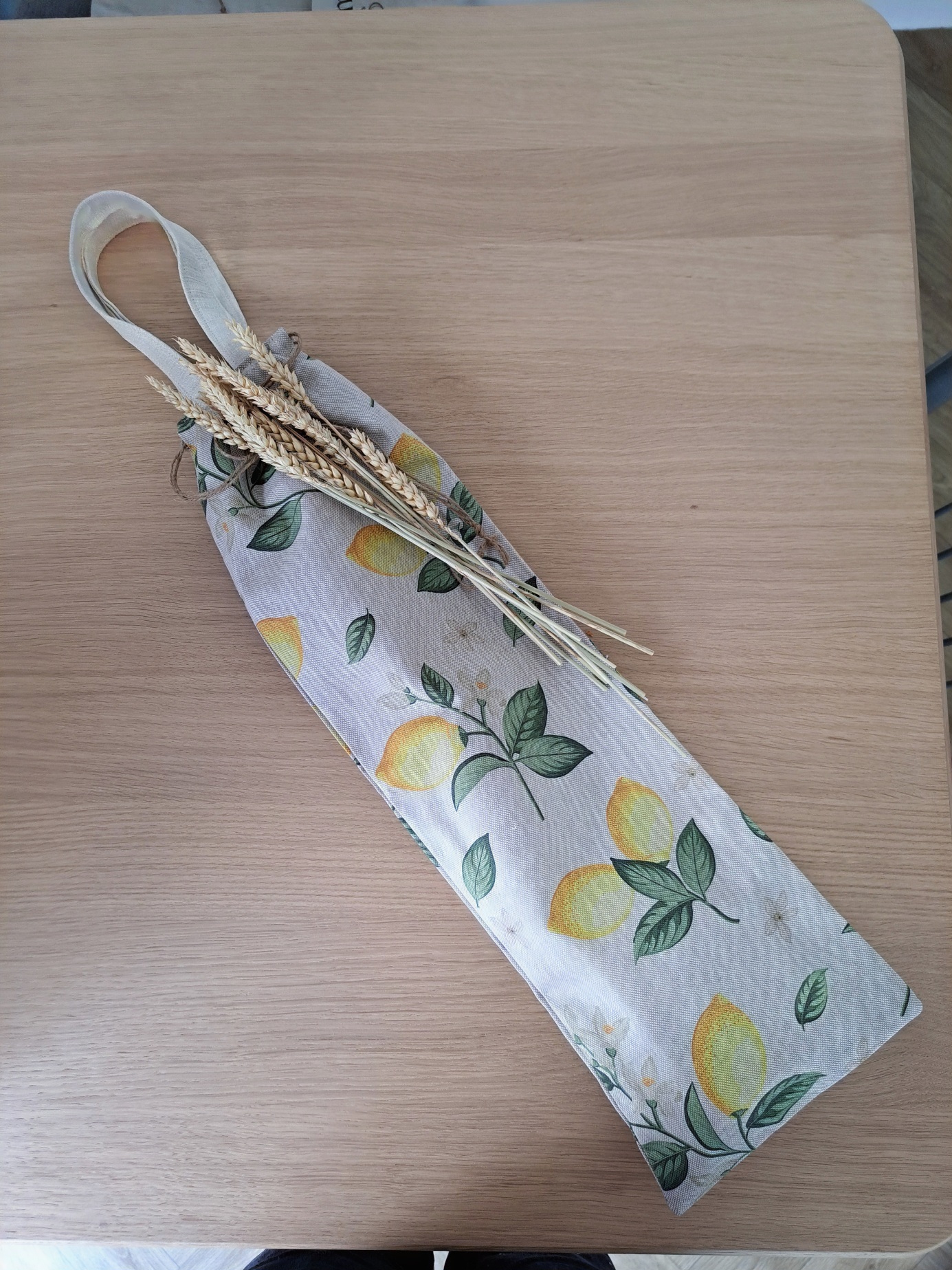 Confectionné avec soin, le sac à pain Petit Citron allie charme artisanal et démarche zéro déchet. Une alternative durable aux papiers d’emballage jetables.