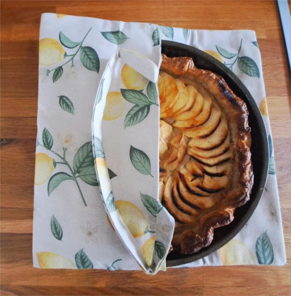 Sac à tarte “Petit Citron”, motif jaune citron, avec une tarte glissée partiellement à l’intérieur »