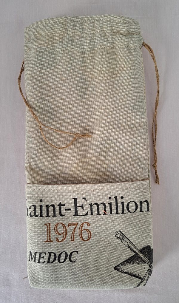 Sac à bouteille plat “Grand Cru Saint-Émilion”, tissu artisanal réutilisable – alternative chic et durable aux emballages papier pour bouteille de vin.