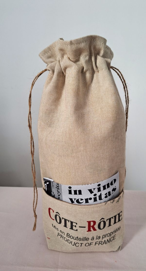 Sac à bouteille « Grand Cru Côte-Rôtie » fermé, tissu imprimé inspiration vin, , fermeture par lien, prêt à offrir.
