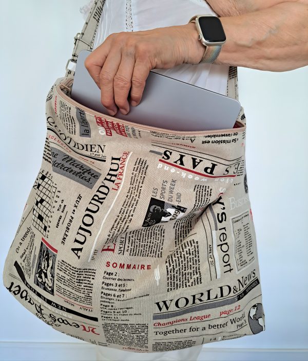 Sac à main fond beige et imprimé style journal
