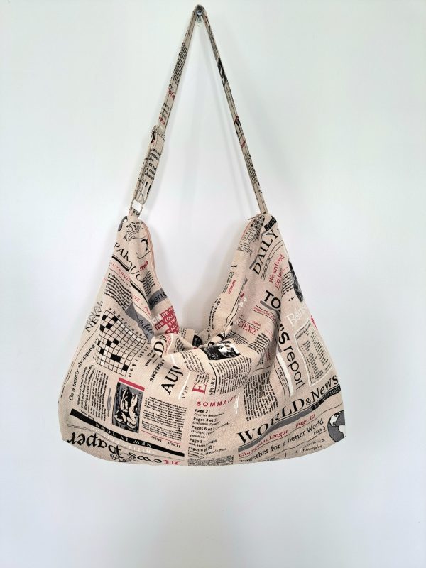 Sac main fourre tous en coton fond beige et motif journalistique