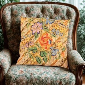 Coussin Edwige posé sur un fauteuil