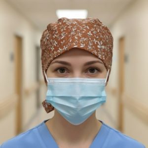 Calot chirurgical en tissu aux motifs floraux tons terre de sienne et naturel, vue de face, confection artisanale Les Coutures de Miette.