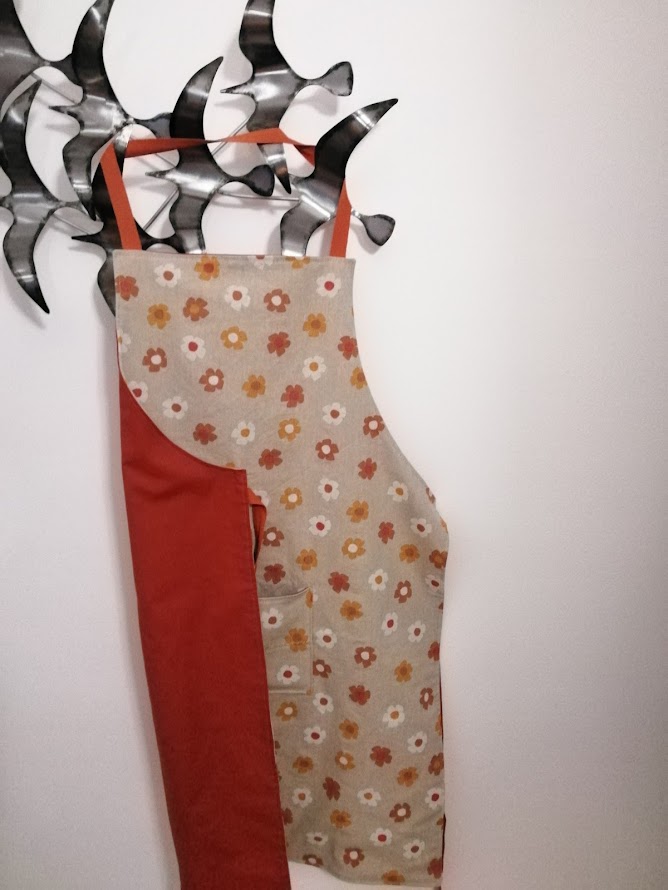 Gros plan sur le tablier Amandine en tissu fleuri vintage avec sa poche centrale, kit de couture prédécoupé