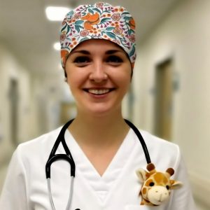 Calot de bloc opératoire en coton Oeko-Tex avec motif écureuil sur fond beige, modèle Balade en Forêt.