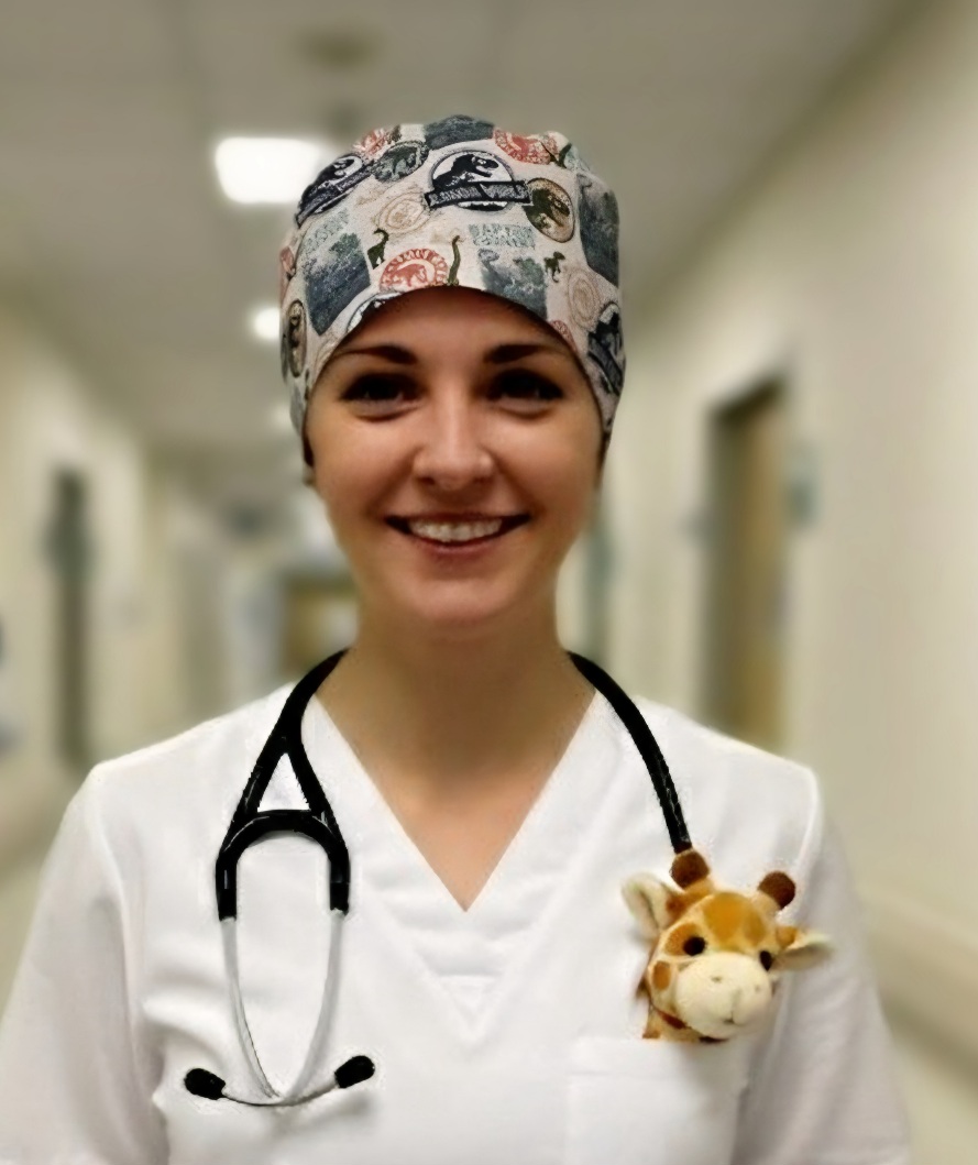 Le calot « Le Jurassique » : un motif dinosaures ludique et coloré pour instaurer un climat de confiance avec les plus petits au bloc pédiatrique.