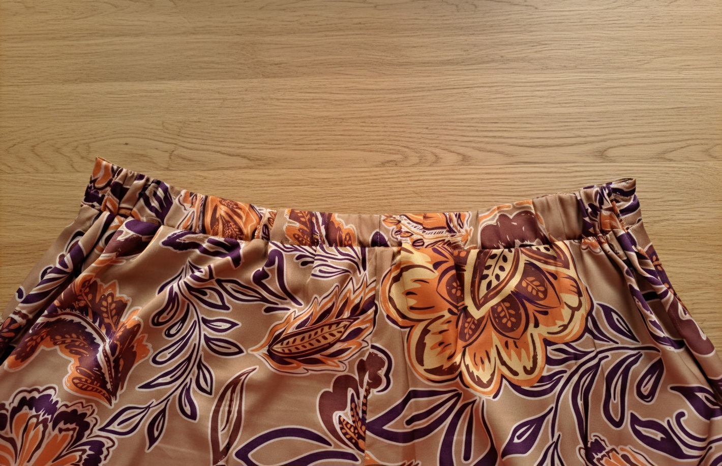 Vue détaillée du dos du pantalon l'Unique montrant la ceinture élastique plate et les surpiqûres de maintien pour un confort durable