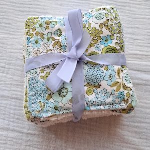 Lot de 10 lingettes démaquillantes lavables de 10x10 cm, une face en coton bio à fleurs et une face en éponge de bambou, collection Flânerie Florale.