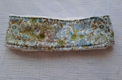 Bandeau de soin floral du Rituel Bien-Être Flânerie Florale pour maintenir les cheveux lors des soins visage et routines bien-être.