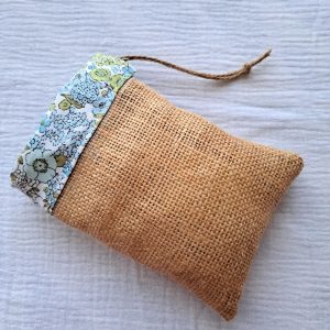 Filet à savon artisanal en lin et coton bio avec cordon de serrage, inclus dans le kit Rituel Bien-Être Flânerie Florale.