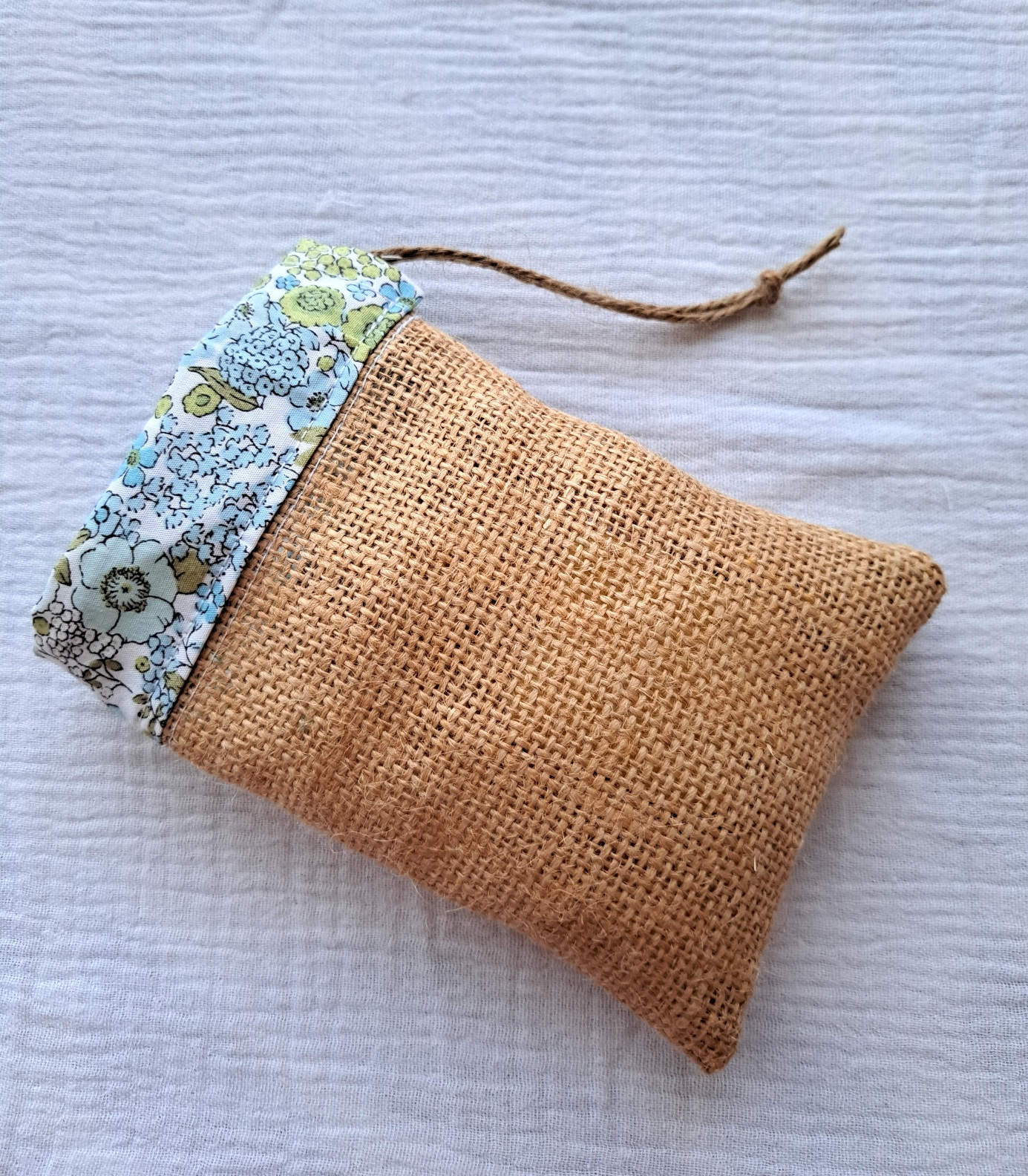 Filet à savon artisanal en lin et coton bio avec cordon de serrage, inclus dans le kit Rituel Bien-Être Flânerie Florale.
