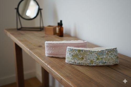 Duo de bandeaux de soin visage Les Coutures de Miette : le modèle Nuage de Rose en double gaze de coton et le modèle Flânerie Florale en coton bio.