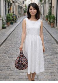 Femme marchant dans une rue avec un sac style Shupatto coloré, accessoire de mode écoresponsable.