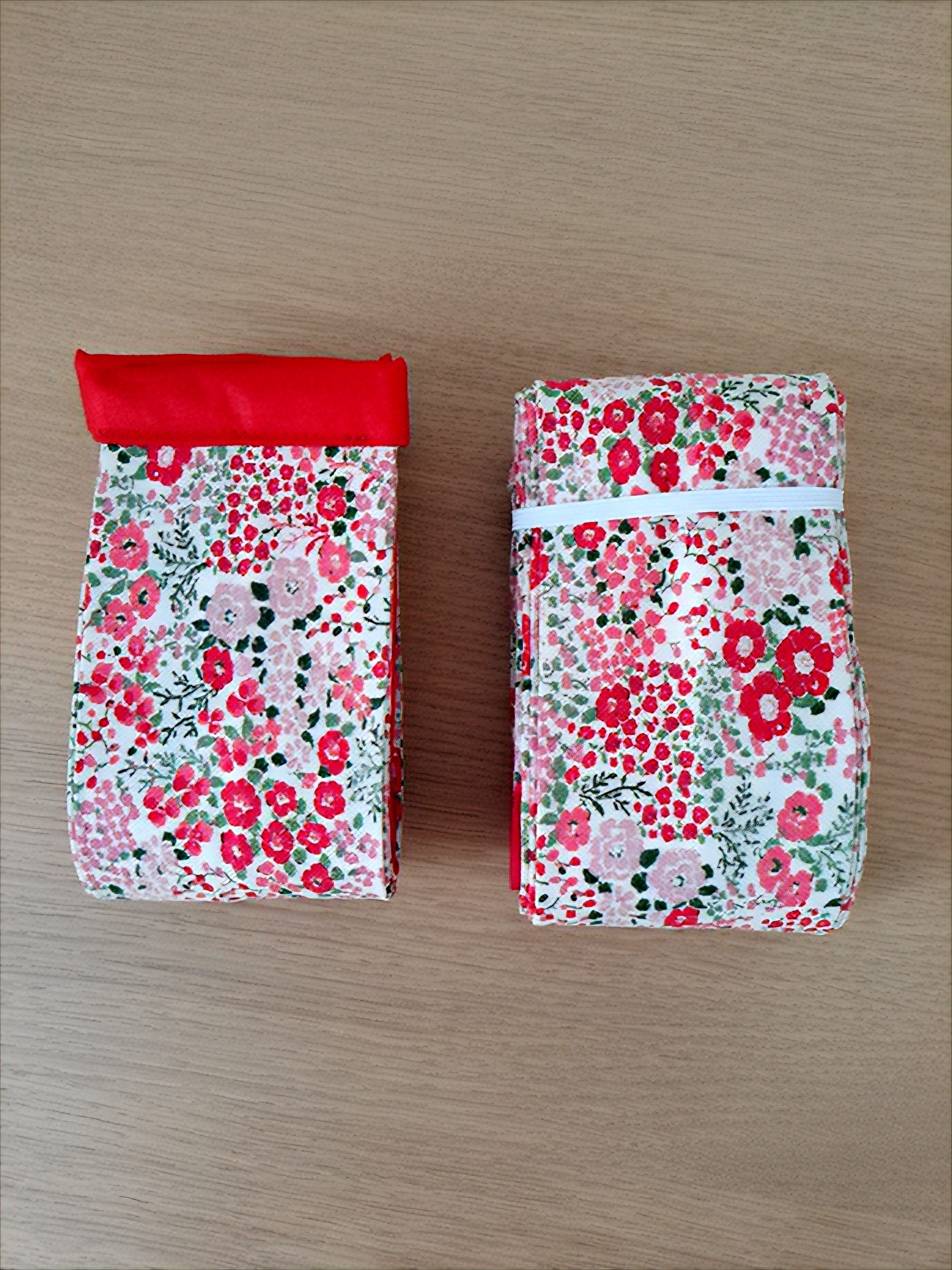 Collection de sacs Pli Vite Capucine en coton artisanal, présentés pliés de manière compacte pour montrer le gain de place.