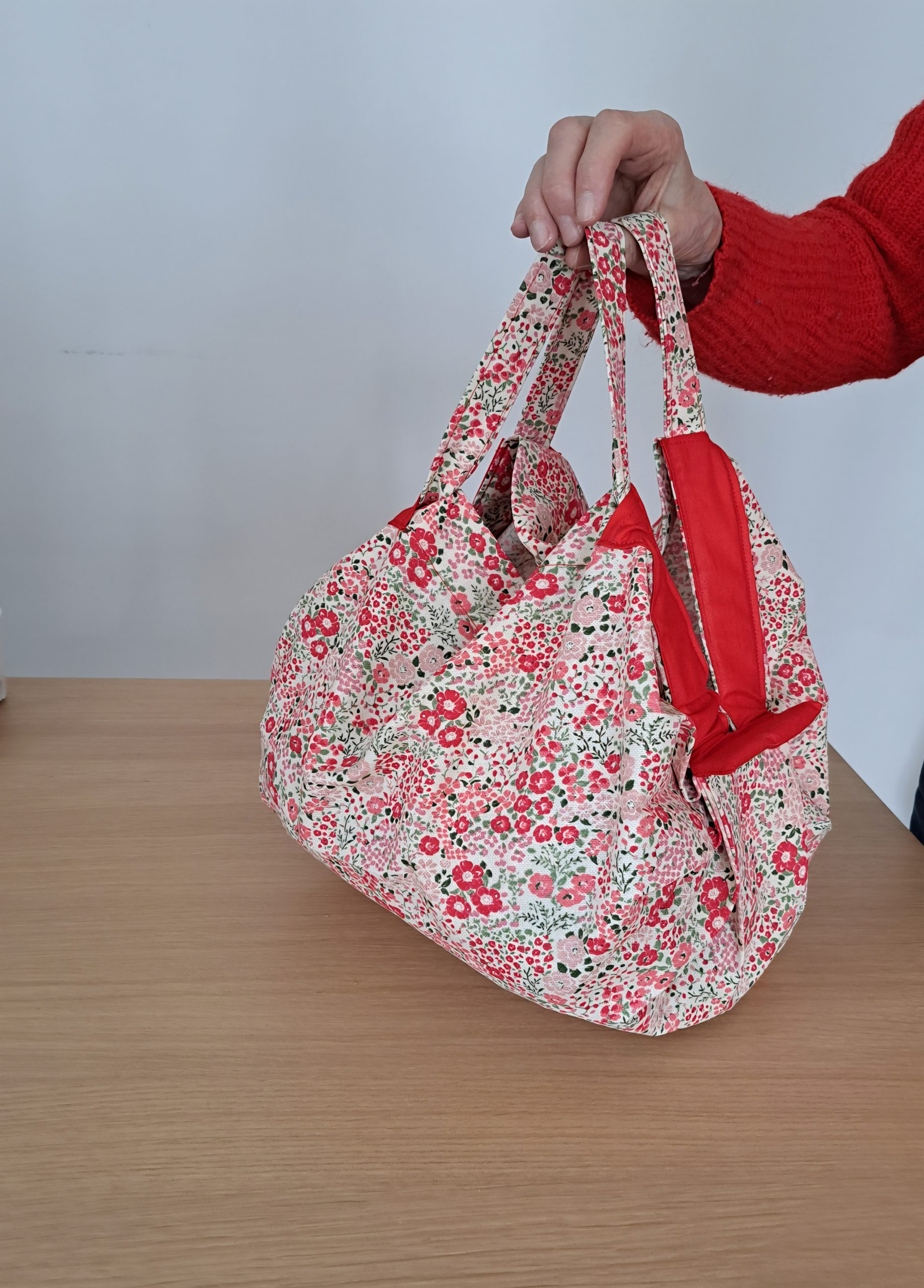 Le sac Pli Vite Capucine : l'élégance d'un imprimé fleuri alliée à la praticité d'un sac en coton léger pour vos sorties citadines.