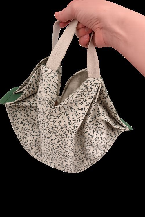 ac cabas Pli Vite Botanique déplié en coton à motifs fleurs, conçu pour ne pas toucher le sol une fois rempli.