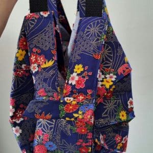 Sac Miette Aozora déplié en tissu japonais bleu fleuri avec vagues dorées – création artisanale Les Coutures de Miette »