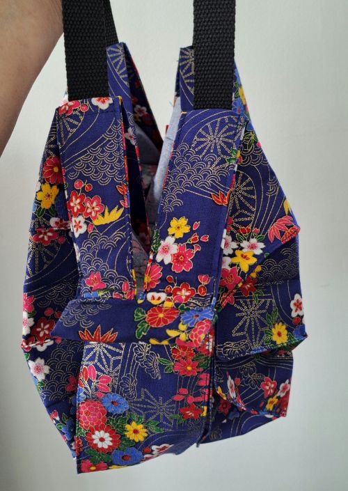 Sac Miette Aozora déplié en tissu japonais bleu fleuri avec vagues dorées – création artisanale Les Coutures de Miette »
