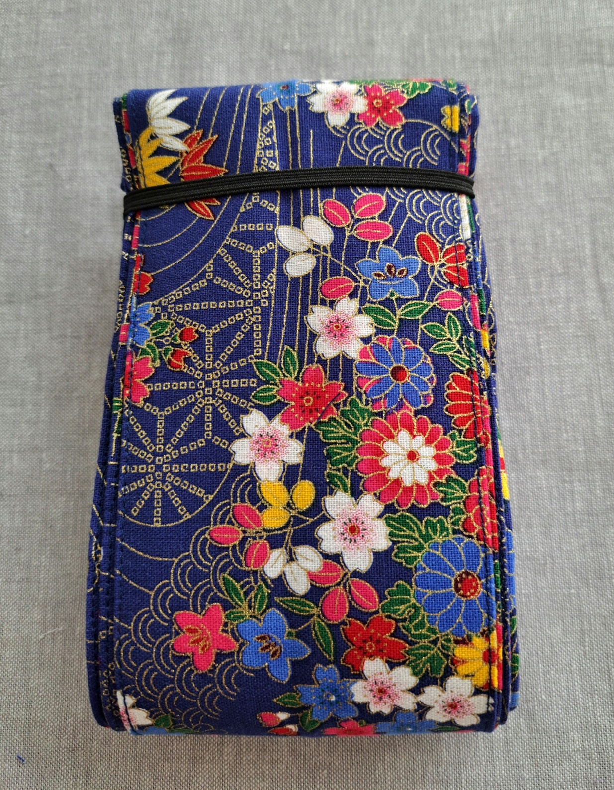 Sac Miette Aozora fermé en tissu japonais bleu fleuri avec vagues dorées – création artisanale Les Coutures de Miette »