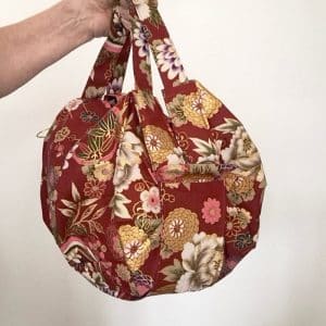 « Sac Miette Kirei en tissu coton japonisant rouge fleuri, présenté rempli – création artisanale Les Coutures de Miette