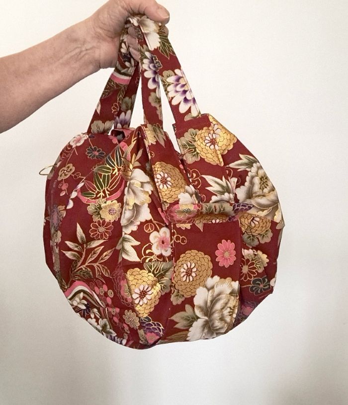  Sac Miette Kirei en tissu coton japonisant rouge fleuri, présenté rempli pour montrer sa capacité et son élégance artisanale. 