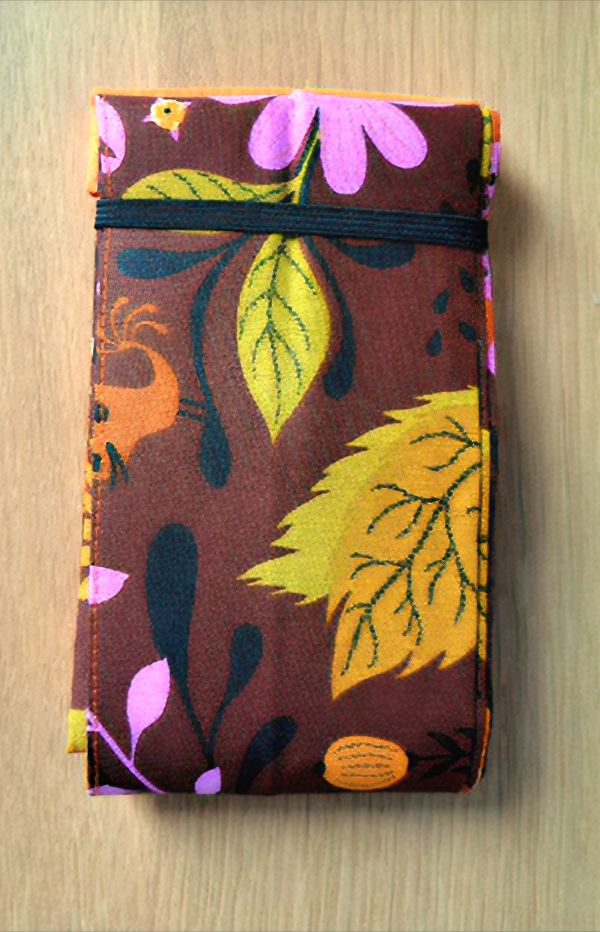 Le Sac Miette Solène fermé, élégant avec son motif éventail moutarde.