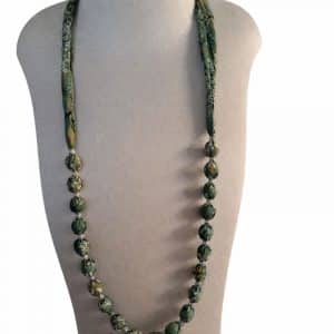 Collier sautoir bohème en tissu Liberty vert avec perles en bois brut et détails argentés